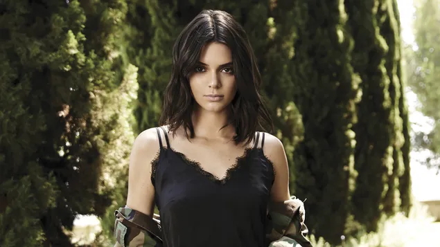 'Kendall Jenner' con vestido negro 2K fondo de pantalla