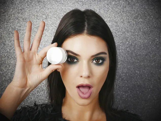Kendall Jenner | Sesión de fotos de la crema Metallishadow 4K fondo de pantalla