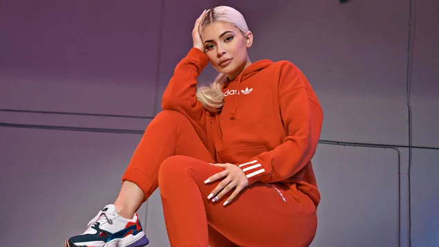 Kepribadian media yang terkenal pirang Kylie Jenner mengenakan adidas yang serasi dengan warna oranye unduhan