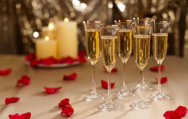 Kerzenlicht mit Rosenblättern und Champagner