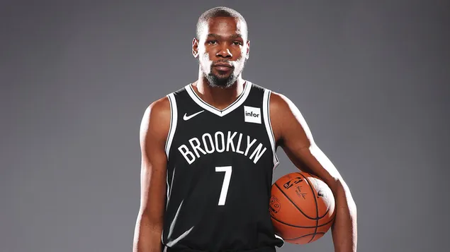 Kevin Durant basketbalbal onder zijn arm en grijze achtergrond