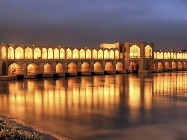 khaju most u sumrak, isfahan, iran preuzmi