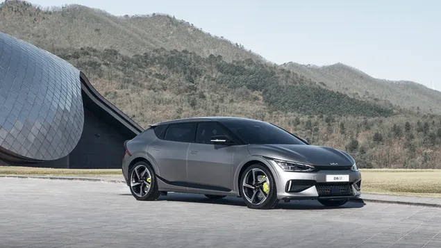 Taustakuva Kia EV6 GT 2022 harmaa väri edestä ja sivulta 4K