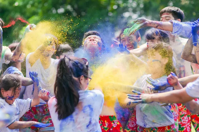 Crianças brincando e curtindo o Holi juntos 2K papel de parede
