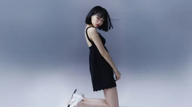 'Kim Chaewon' i kort sort kjole - Le Sserafim (Kpop Girls Group |) 8K tapet