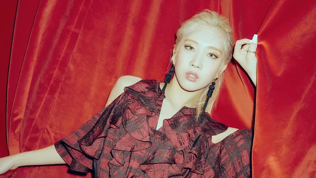 Kim Lip filme „Paint The Town“ MV Shoot (2021 m.) iš „Loona“ (K-Pop grupė) 4K ekrano užsklanda