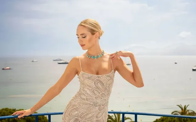 Kimberley Garner ist atemberaubend in ihrem weißen, taillierten Kleid, gepaart mit einer aquafarbenen Halskette 4K Hintergrundbild