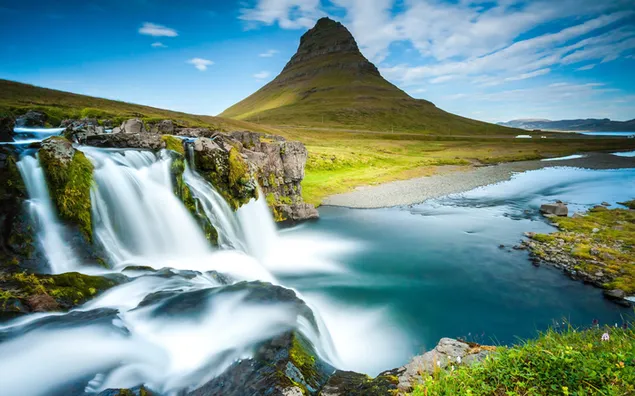 le cascate di montagna di kirkjufell con le sue montagne e la magnifica natura scarica