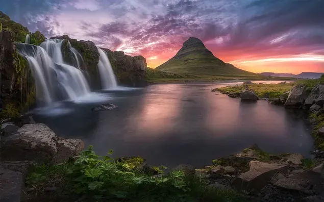 Kirkjufell, водопади между планини и камъни под тъмночервени облаци 4K тапет