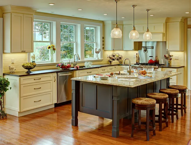 Küchenmöbeldesign mit stilvollen Lampen, cremefarbenen Schränken, Minihockern aus Marmor auf einem Esstisch mit schwarzen Beinen