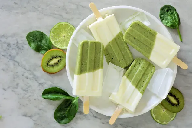 Ispind med kiwi og limesmag med ægte frugter på siden download