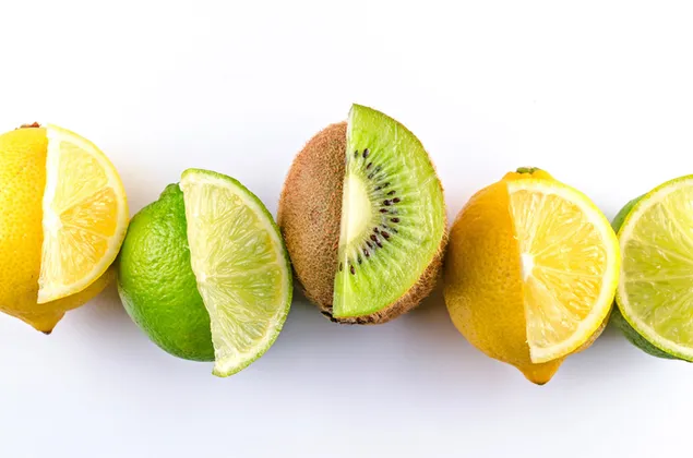 Kiwi, limón y lima enteros y en rodajas