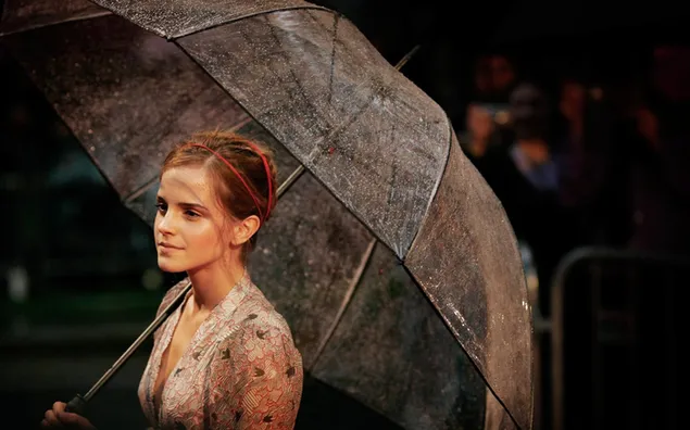 Klassische Emma Watson, die einen Regenschirm hält