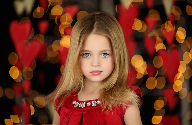 Klein meisje in rode jurk