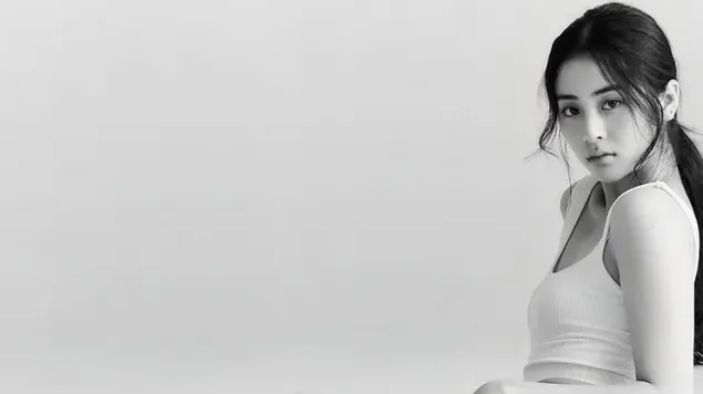 khwnndh khrh y ''huh yunjin'' z le sserafim (grwh dkhtrn kpop) brgyry khnyd