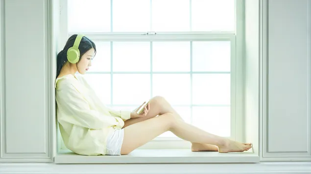 韓国の歌手 'IU' (イ・ジウン) 音楽を聴く 4K 壁紙