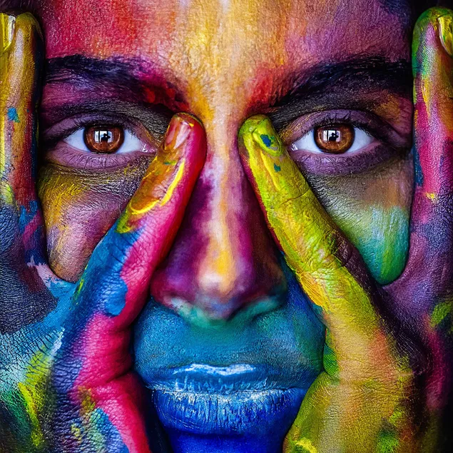 Κορίτσι με πολύχρωμα ζωγραφισμένο πρόσωπο λήψη
