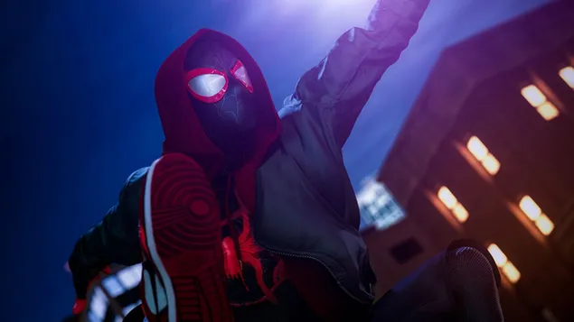 コスチュームを着たスーパーヒーローのスパイダーマン、夜空の街の建物のライトの中でパーカー