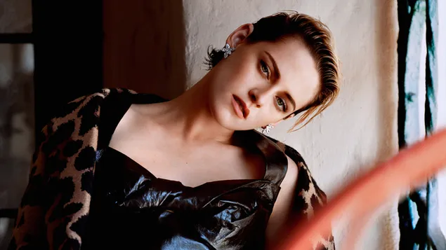Kristen Stewart u kratkoj plavoj kosi 4K pozadina
