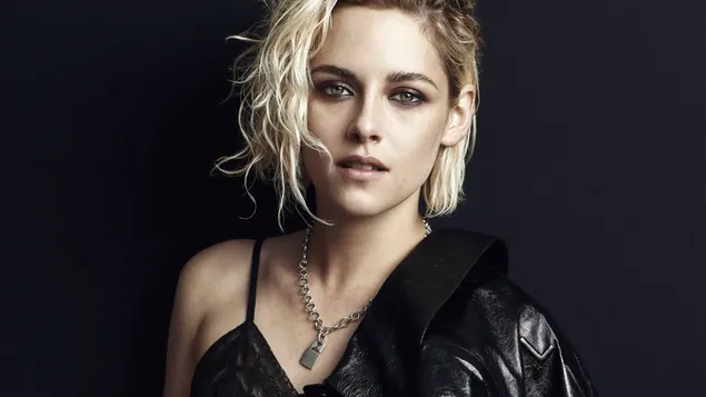 Kristen Stewart rockt in schwarzer Jacke und Halskette mit Vorhängeschloss-Anhänger 4K Hintergrundbild