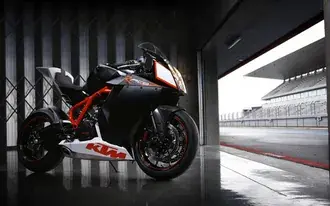ktm rcb black in pit stahnout