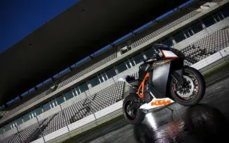Tapeta KTM RCB na dráze HD