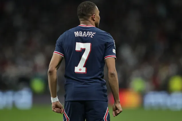 kylian mbappe pohlad zozadu stiahnut