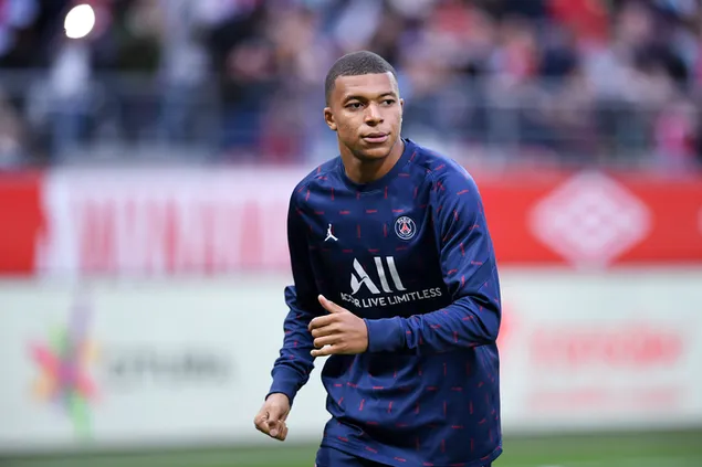 pohlad na kylian mbappe na stadione stiahnut