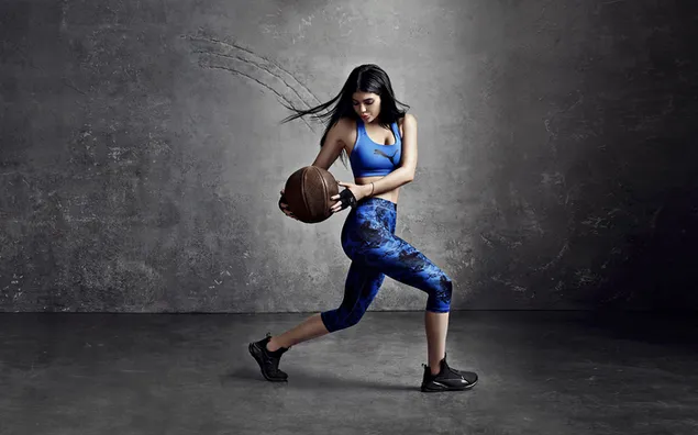 Kylie Jenner draagt ​​een puma-trainingsbroek tijdens het basketballen