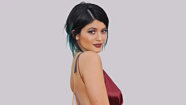 Kylie Jenner sexy con un vestido rojo sin espalda 4K fondo de pantalla
