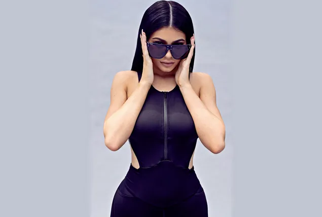 Kylie Jenner atemberaubender Look im schwarzen Kleid 4K Hintergrundbild