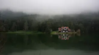 Tapeta Dům u jezera se odráží v řece na mlžném lesním pobřeží 2K