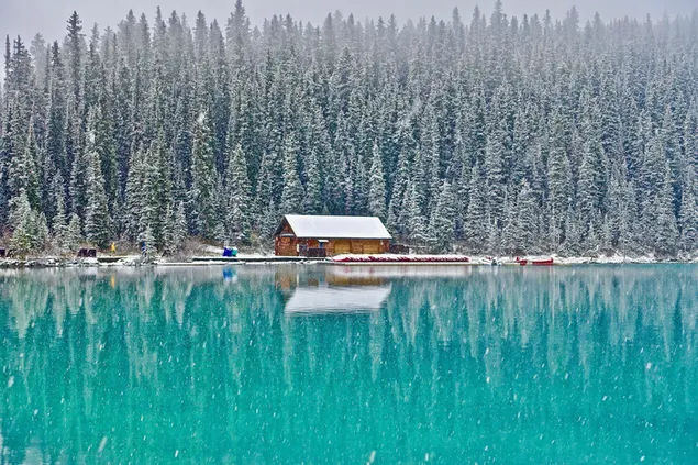 Cabaña junto al lago en la nieve