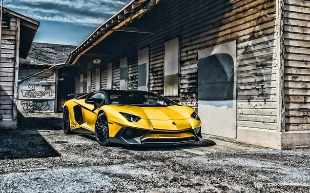 Lamborghini amarillo estacionado frente a una antigua casa de madera