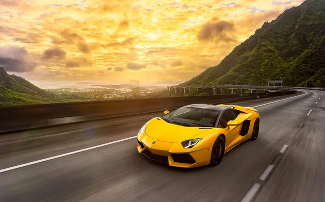 Lamborghini met gele tinten die bewegen op de asfaltweg tussen de lucht en de bergen