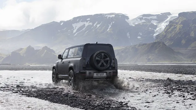 Land Rover Defender V8 2022 SUV achter- en zijaanzicht in rivier