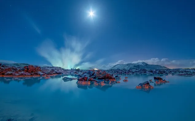 Paesaggio di montagne innevate e la luna riflessa nel lago 2K sfondo
