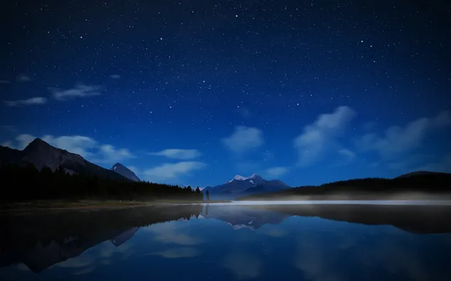 Landschaft spiegelt sich nachts im See wider 2K Hintergrundbild