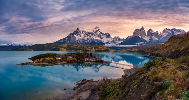 Landschaft spiegelt sich im See (Torres del Paine Chili) 2K Hintergrundbild