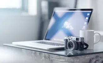 Laptop i aparat 4K tapeta