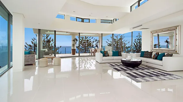 Tapeta Velký a prostorný obývací pokoj s velkými okny a výhledem na moře 4K