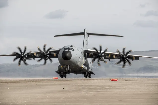 stort firepropell militaerfly a400m nedlasting