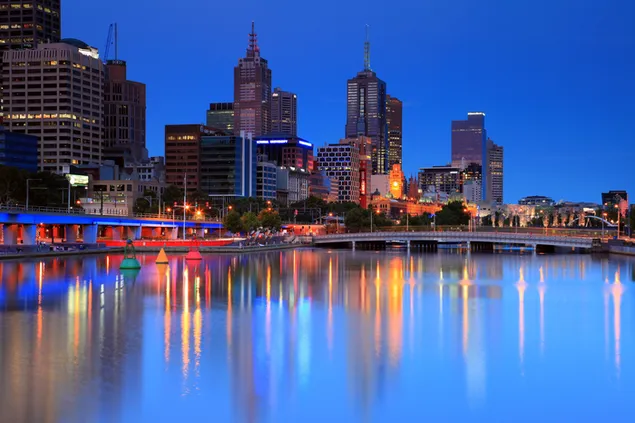 Las luces de la ciudad de Melbourne se reflejan en el agua