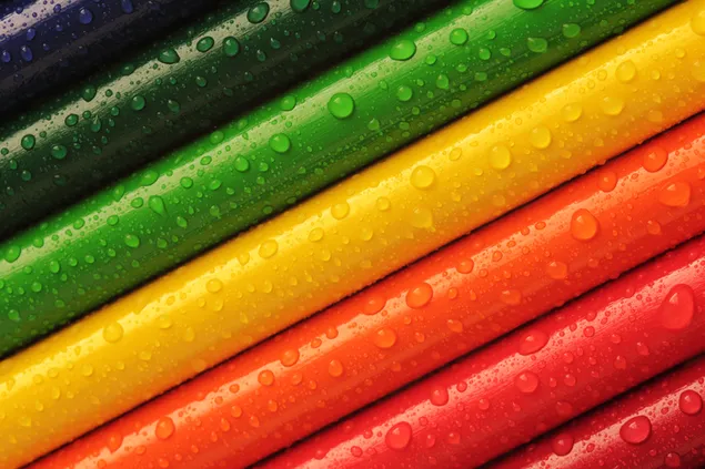 latar belakang pensil berwarna-warni dengan tetesan air di atasnya