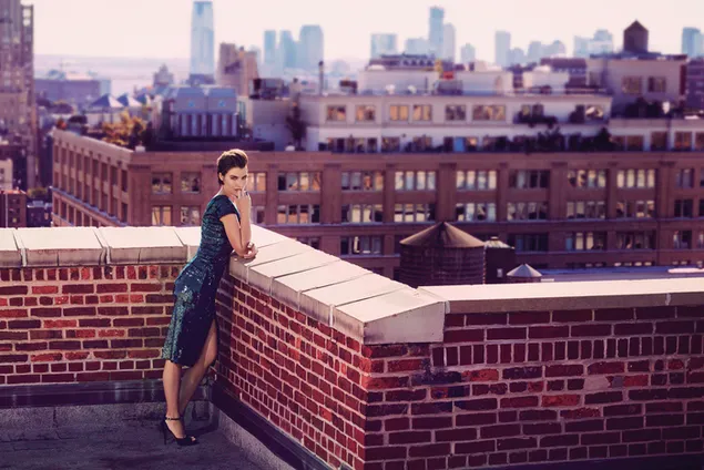 Lauren Cohan en la azotea con fondo de edificios de la ciudad 4K fondo de pantalla