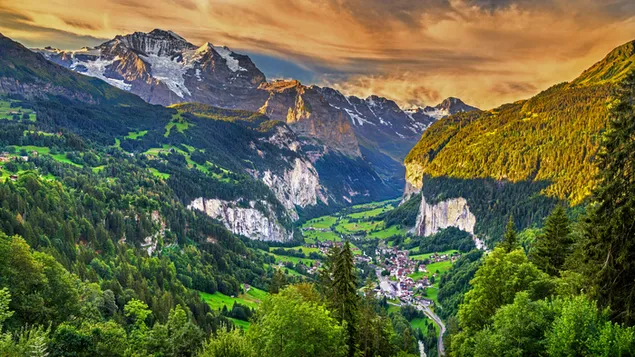 Valle di Lauterbrunnen nelle Alpi svizzere con cielo nuvoloso, verde della natura estiva con alberi, montagne e villaggi 8K sfondo