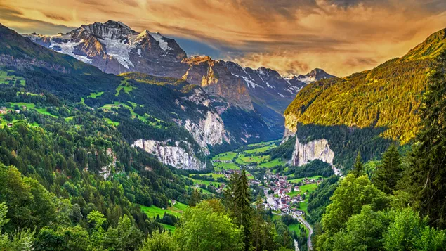 Lauterbrunnental in den Schweizer Alpen mit bewölktem Himmel, Grün der Sommernatur mit Bäumen, Bergen und Dörfern 8K Hintergrundbild