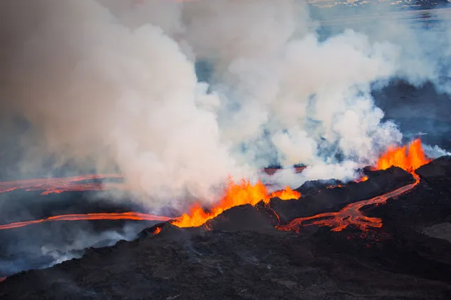 Kabut asap dan aliran lava