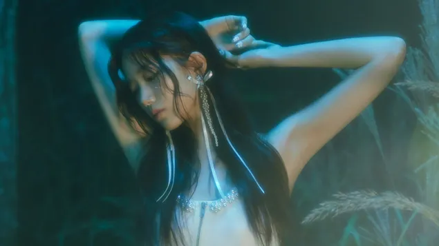 צילום Kazuha לאלבום 'קל' (Featherly Lotus Ver.) של LE SSERAFIM 4K טפט