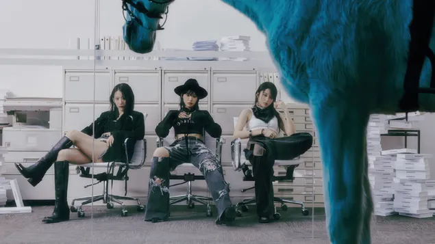 Sakura LE SSERAFIM bersama Yunjin & Chaewon - MV Unforgiven (Dusty Amber Vers.) Shoot 4K kertas dinding